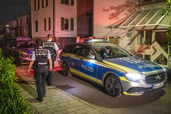 Einsatzkräfte am Tatort: In der Nacht zu Sonntag hatte es zunächst einen Polizeieinsatz gegeben.