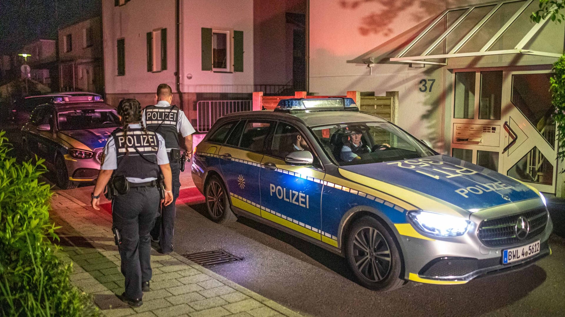 Einsatzkräfte am Tatort: In der Nacht zu Sonntag hatte es zunächst einen Polizeieinsatz gegeben.