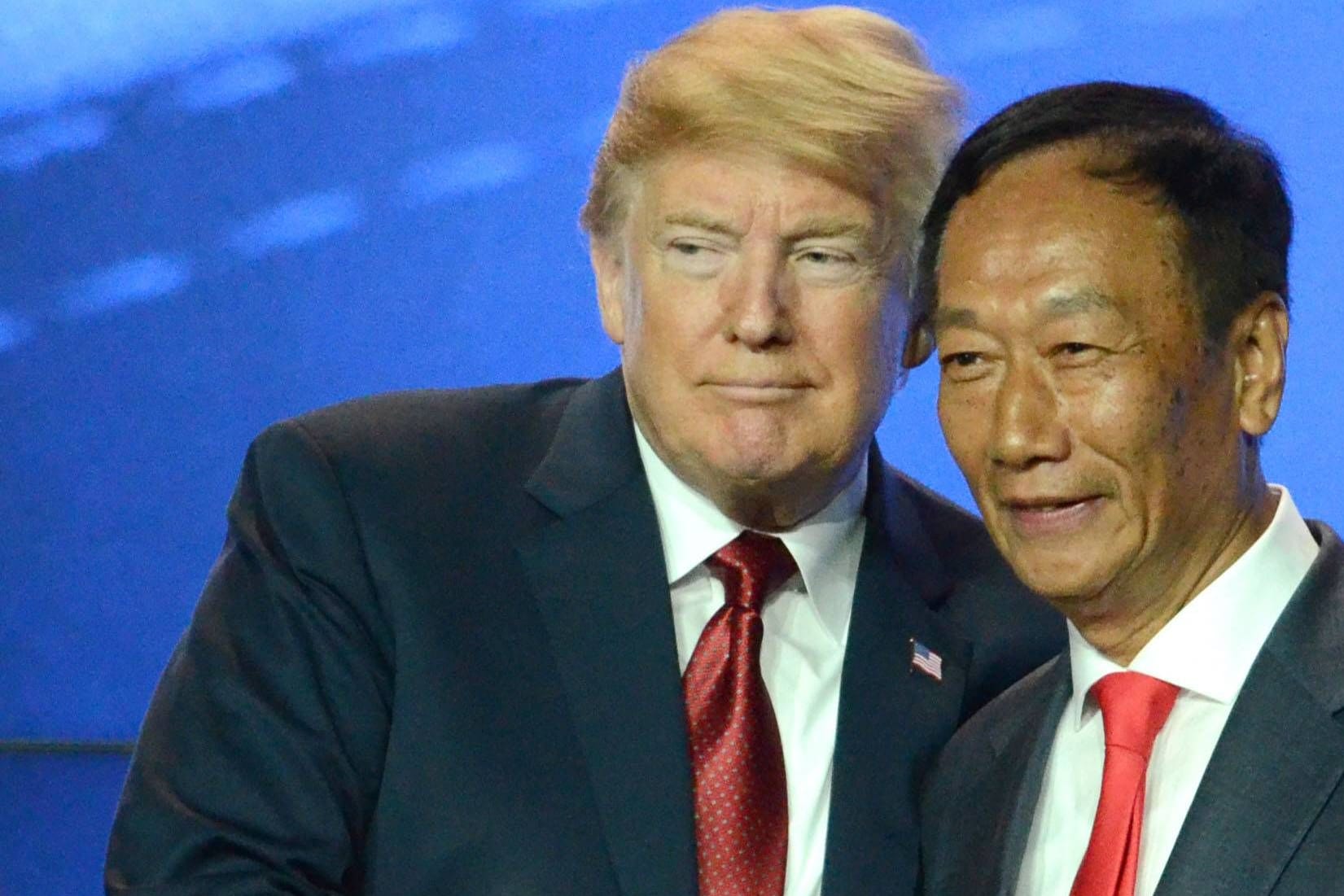 Terry Gou auf einer Veranstaltung mit Donald Trump in Wisconsin 2018: Die Treffen mit dem damaligen US-Präsidenten haben Gou offenbar beeindruckt.