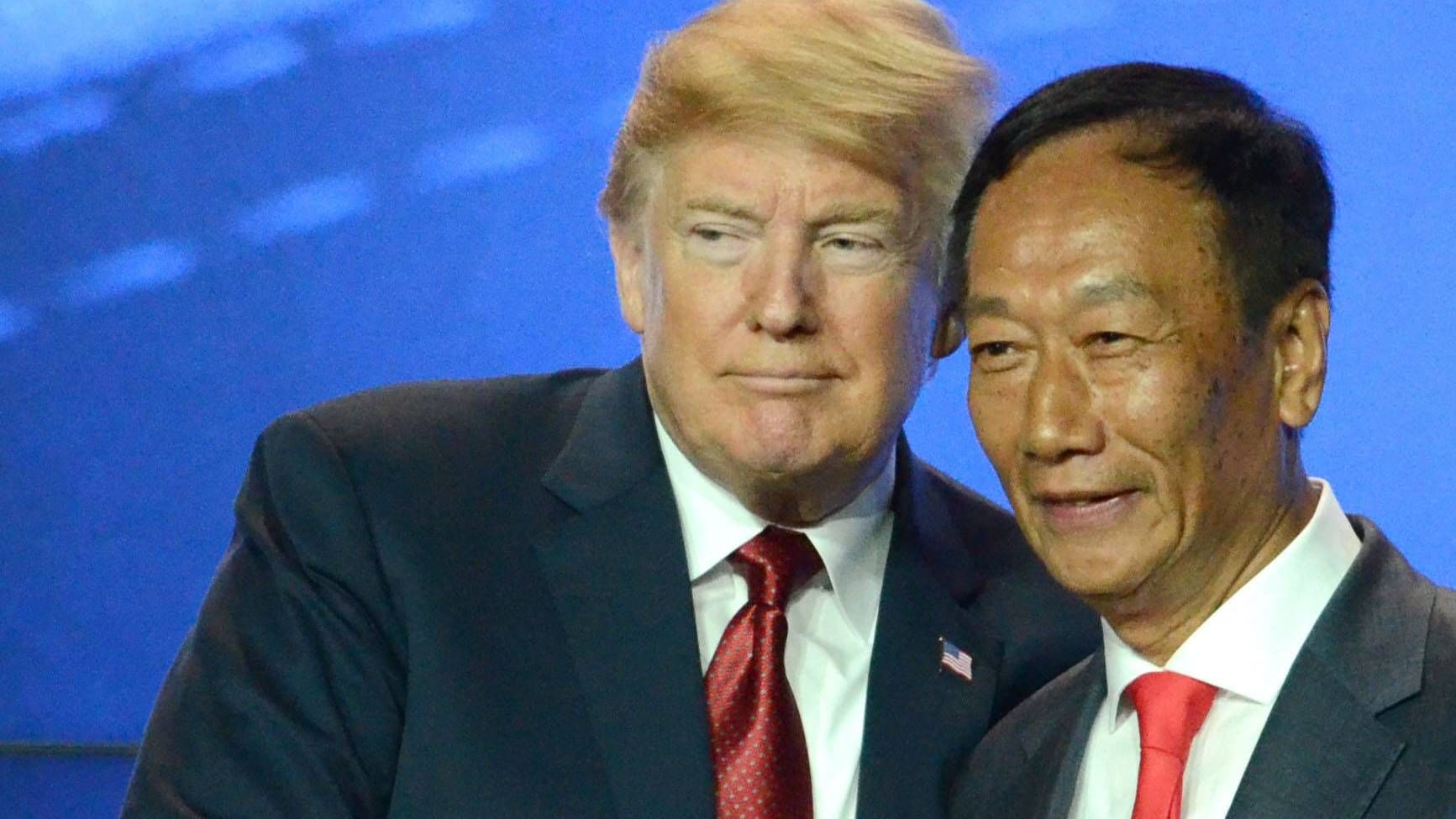 Terry Gou auf einer Veranstaltung mit Donald Trump in Wisconsin 2018: Die Treffen mit dem damaligen US-Präsidenten haben Gou offenbar beeindruckt.