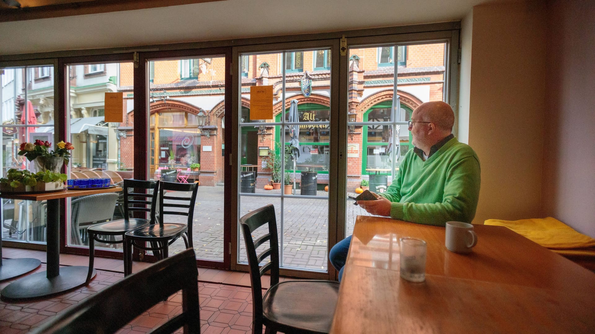 Dietmar Engel im Café Konrad (Archivbild): Der Gastwirt hat eigenen Angaben zufolge Steuern hinterzogen und wurde deshalb erpresst.