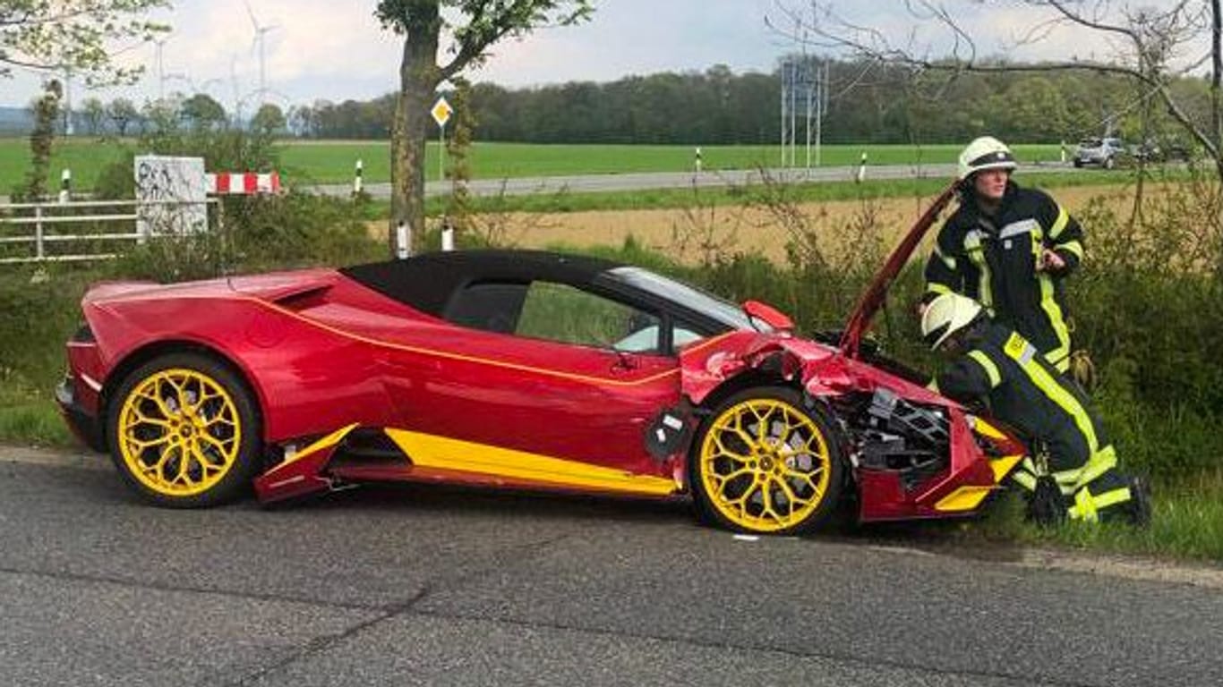 Unfallstelle nahe Goslar: Nach einem Zusammenstoß mit einem anderen Auto ist dieser Lamborghini nicht mehr fahrbereit.