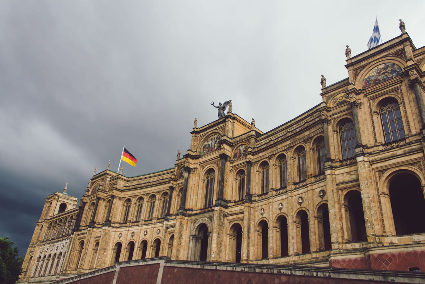 Das Maximilianeum in München (Archivbild): Im Gebäude sitzt der bayerische Landtag, in den 2018 die AfD eingezogen ist.