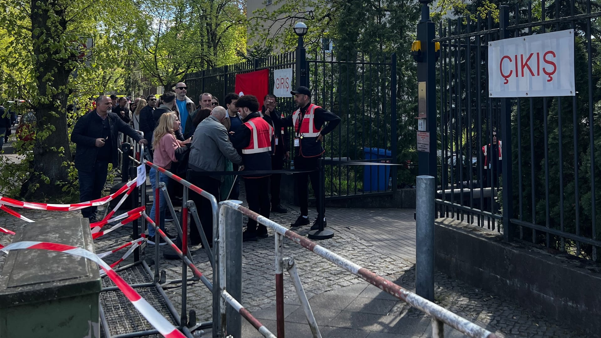 Lange Schlange vor dem türkischen Generalkonsulat in Berlin: Vor dem Eingang kontrollieren Ordner Taschen, Jacken und Ausweise der Menschen.