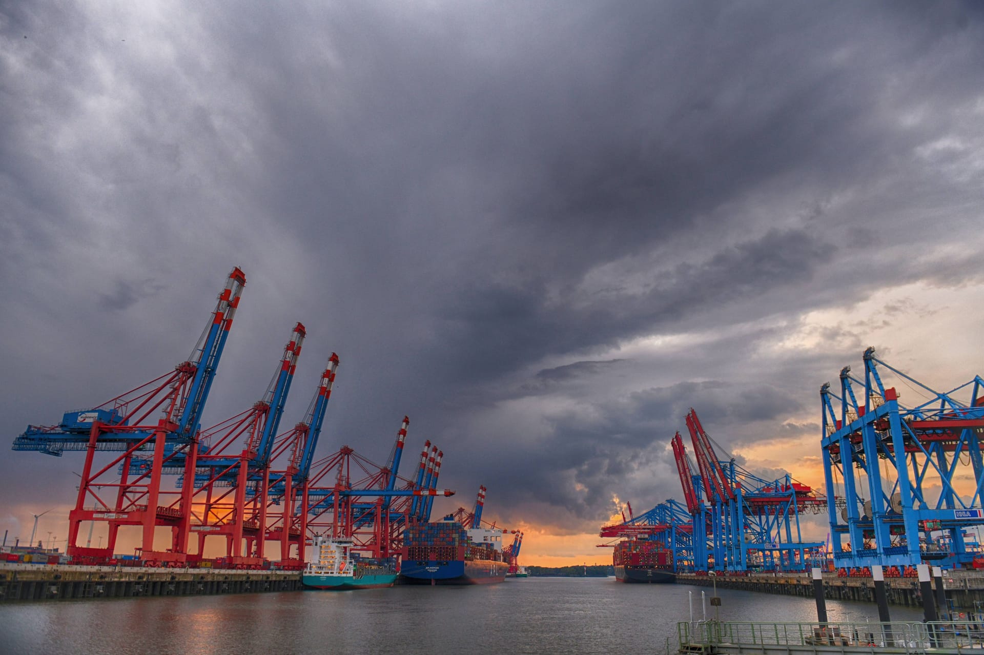 Regenwolken über Kränen am Hamburger Hafen (Symbolbild): In einer Rezession geht die Wirtschaftsleistung eines Landes zurück.