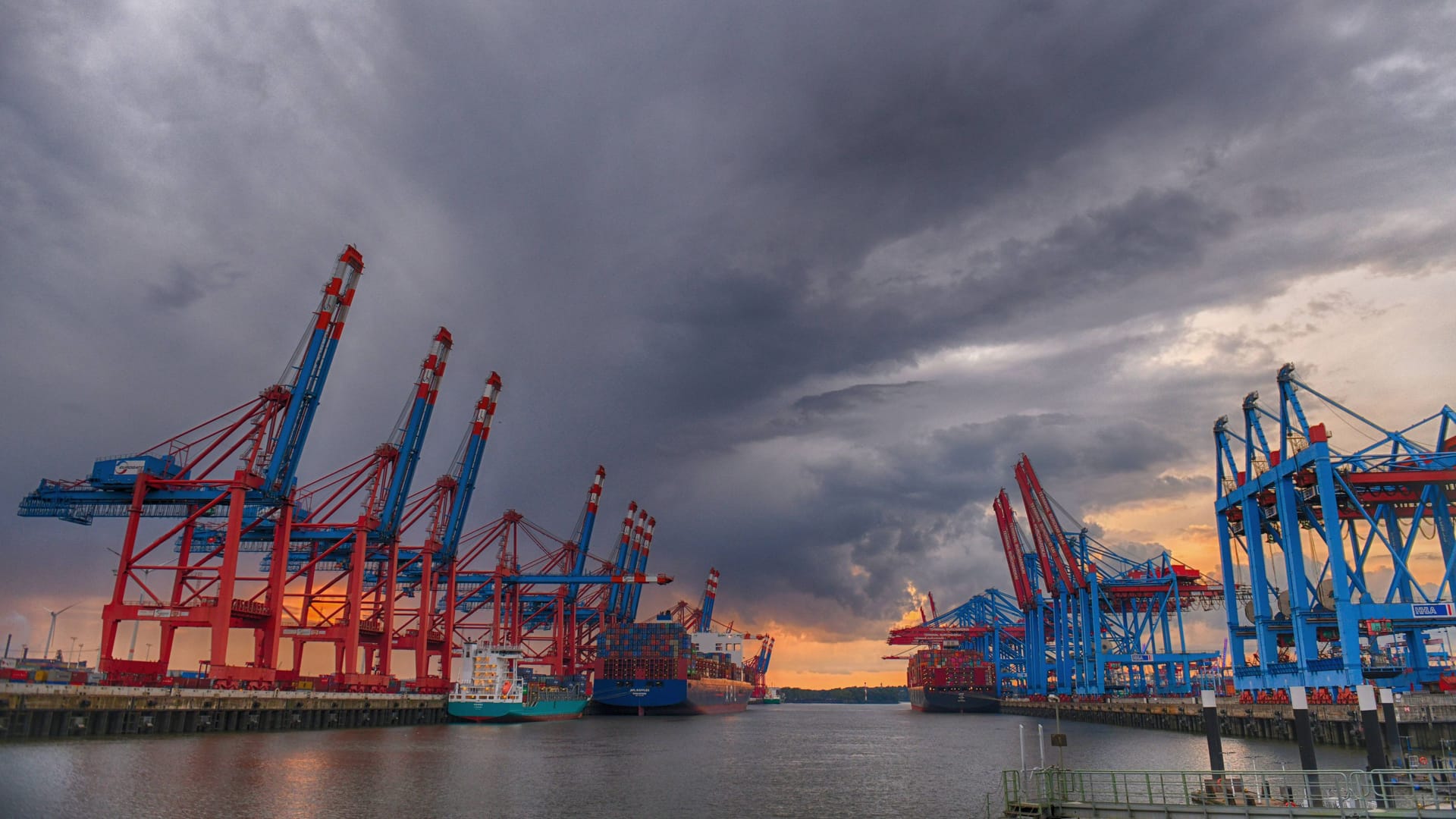 Regenwolken über Kränen am Hamburger Hafen (Symbolbild): In einer Rezession geht die Wirtschaftsleistung eines Landes zurück.