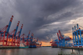 Regenwolken über Kränen am Hamburger Hafen (Symbolbild): In einer Rezession geht die Wirtschaftsleistung eines Landes zurück.