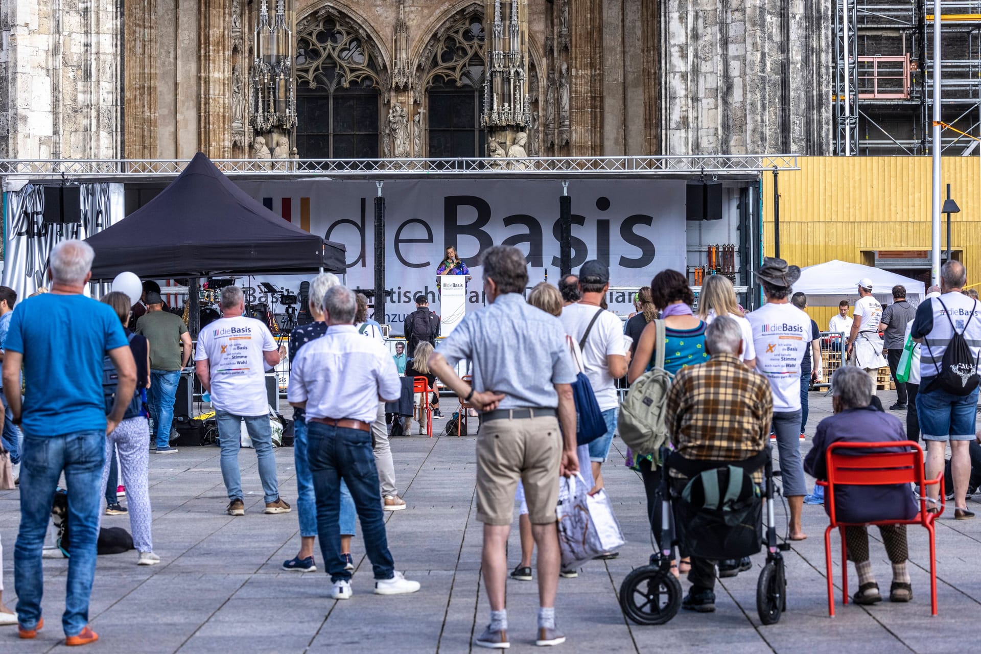 "Basisdemokratische Partei Deutschlands": Die "Basis", hier im Wahlkampf 2021, ging im Juli 2020 hervor aus einer Partei „Widerstand 2020“.