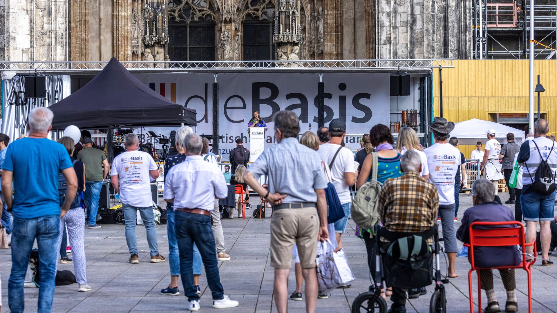 "Basisdemokratische Partei Deutschlands": Die "Basis", hier im Wahlkampf 2021, ging im Juli 2020 hervor aus einer Partei „Widerstand 2020“.