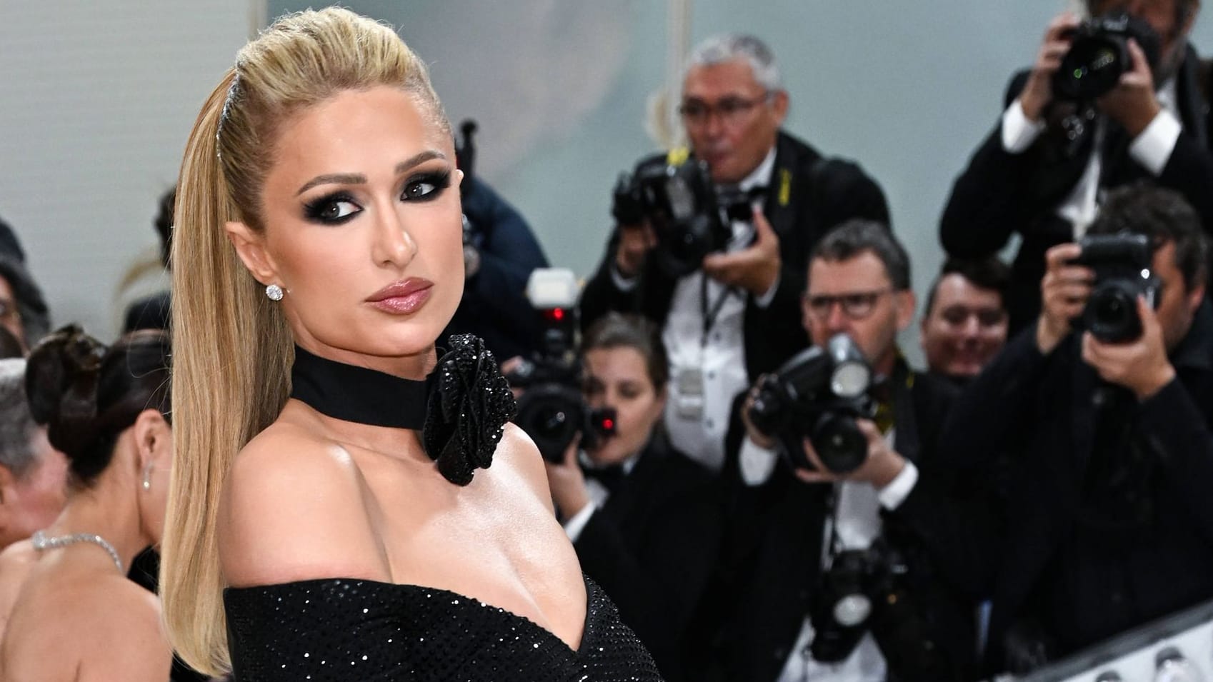 Paris Hilton: Die Hotelerbin hat einen ihrer geliebten Vierbeiner verloren.