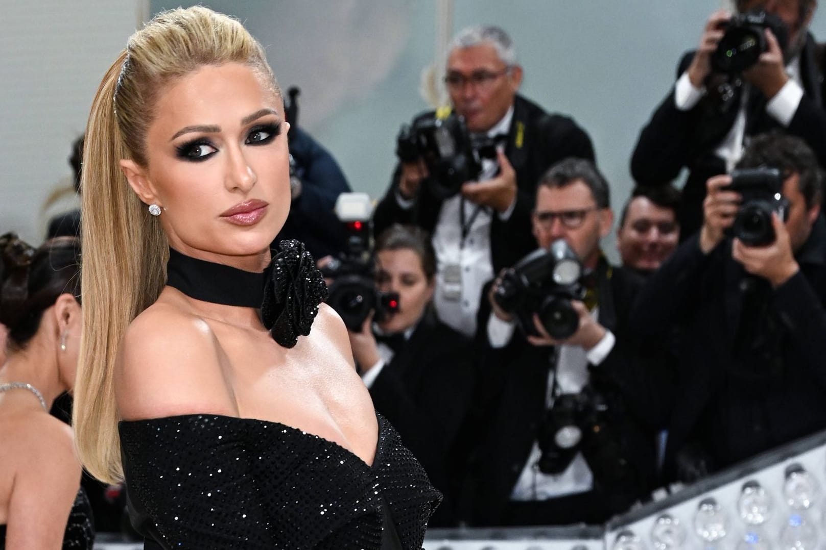 Paris Hilton: Die Hotelerbin hat einen ihrer geliebten Vierbeiner verloren.