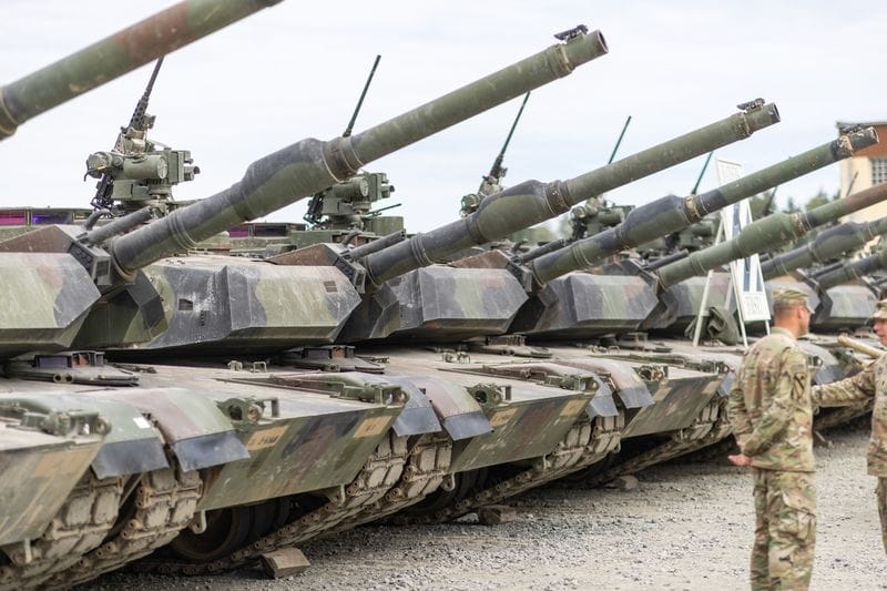 Panzer des Typs M1A2 Abrams stehen auf dem Gelände in Grafenwöhr.