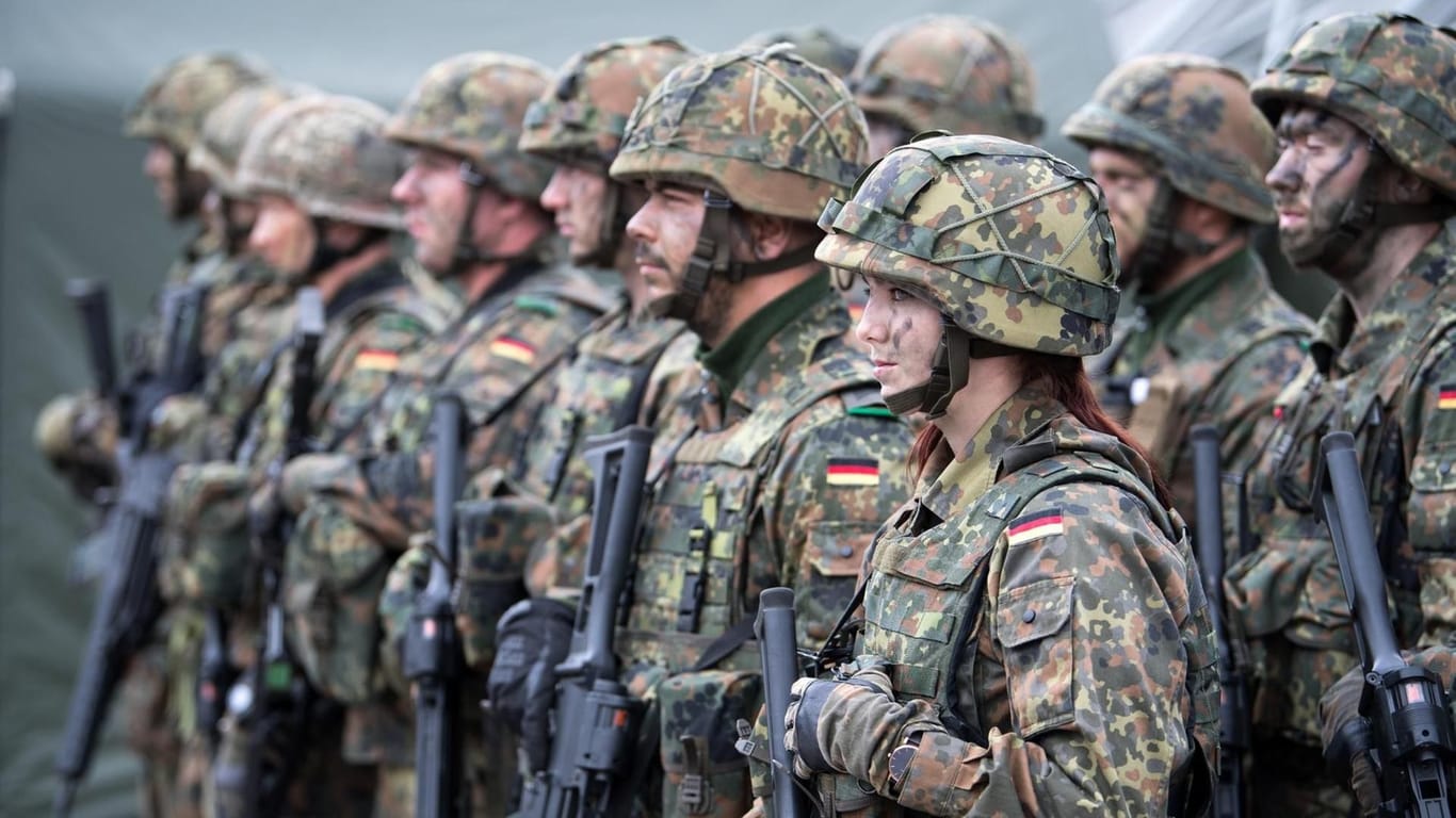 Bundeswehr-Soldaten in Litauen: "Frau Högl, die Unterhosen sind jetzt da."