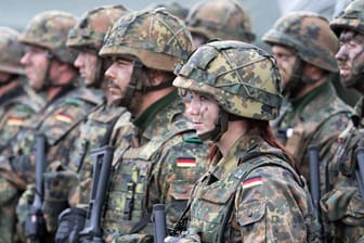 Bundeswehr-Soldaten in Litauen: "Frau Högl, die Unterhosen sind jetzt da."