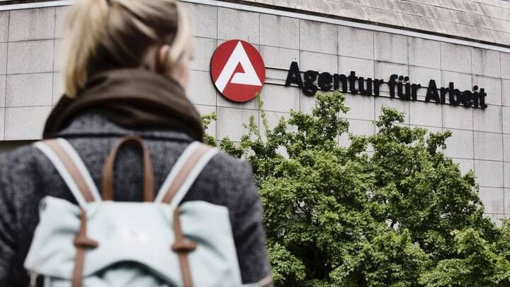 Eine Frau auf dem Weg zum Jobcenter (Symbolfoto): Vielen Blinden macht der Weg zum Jobcenter Angst.