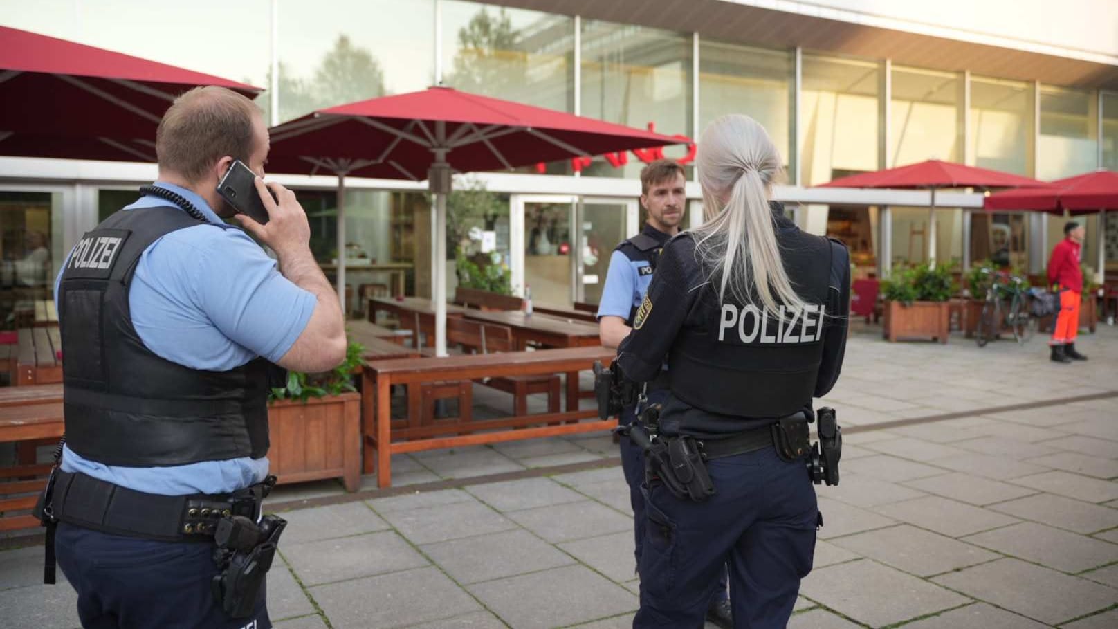 Polizisten vor dem Tatort: Acht Personen wurden verletzt.