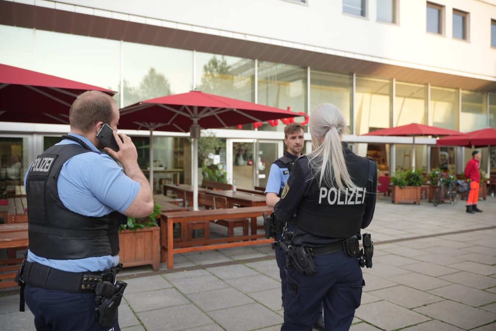 Polizisten vor dem Tatort: Acht Personen wurden verletzt.