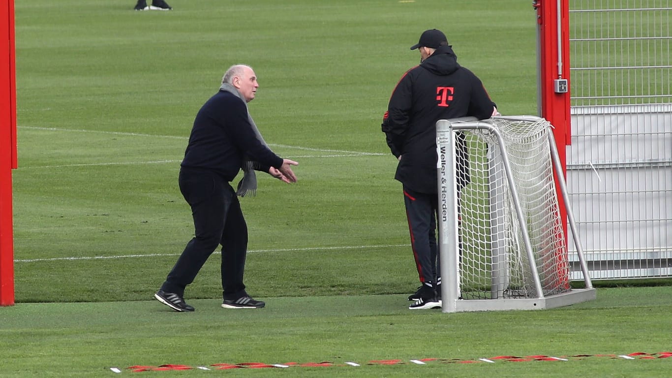 Uli Hoeneß Ende April auf dem Trainingsgelände des FC Bayern.