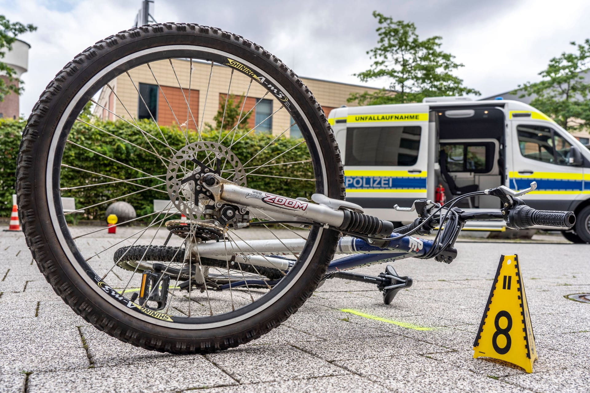 Fahrradunfall (Symbolbild): In der Region ist es an einem Tag zu zwei schweren Unfällen mit Fahrradfahrerinnen gekommen.