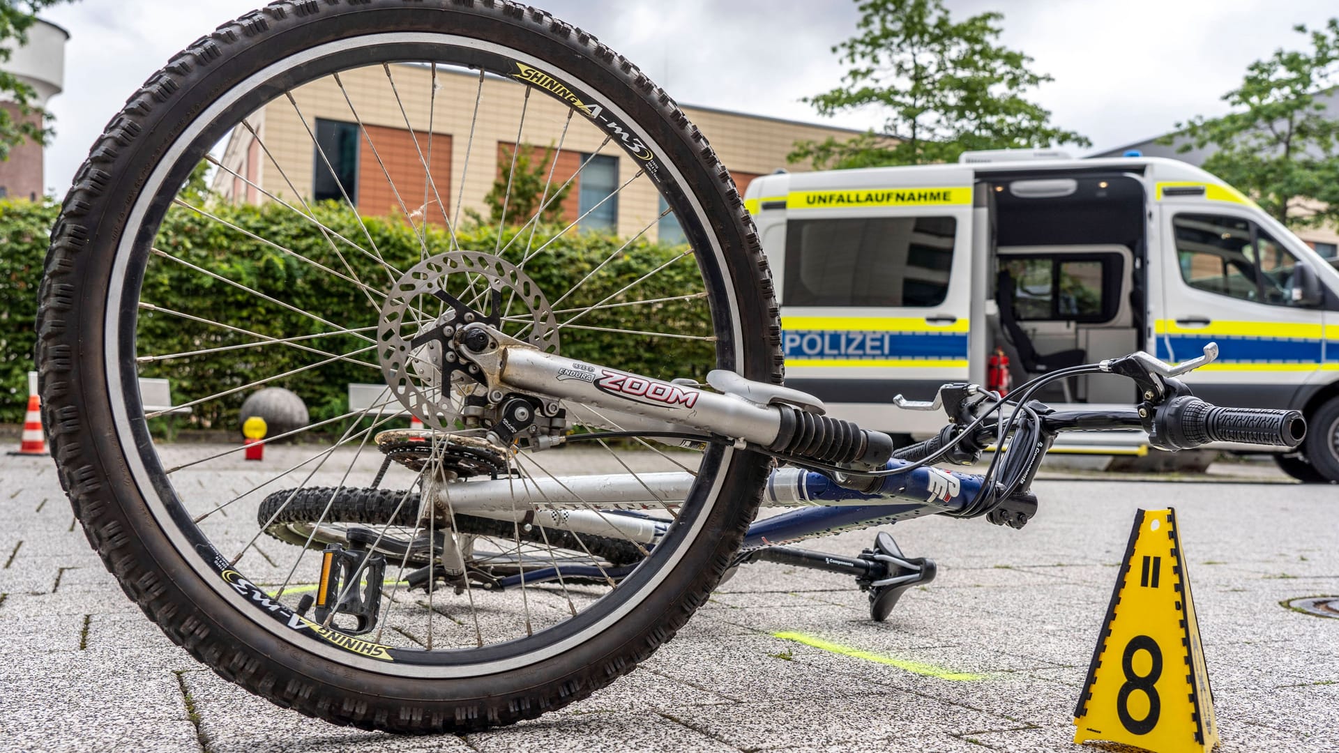 Fahrradunfall (Symbolbild): In der Region ist es an einem Tag zu zwei schweren Unfällen mit Fahrradfahrerinnen gekommen.