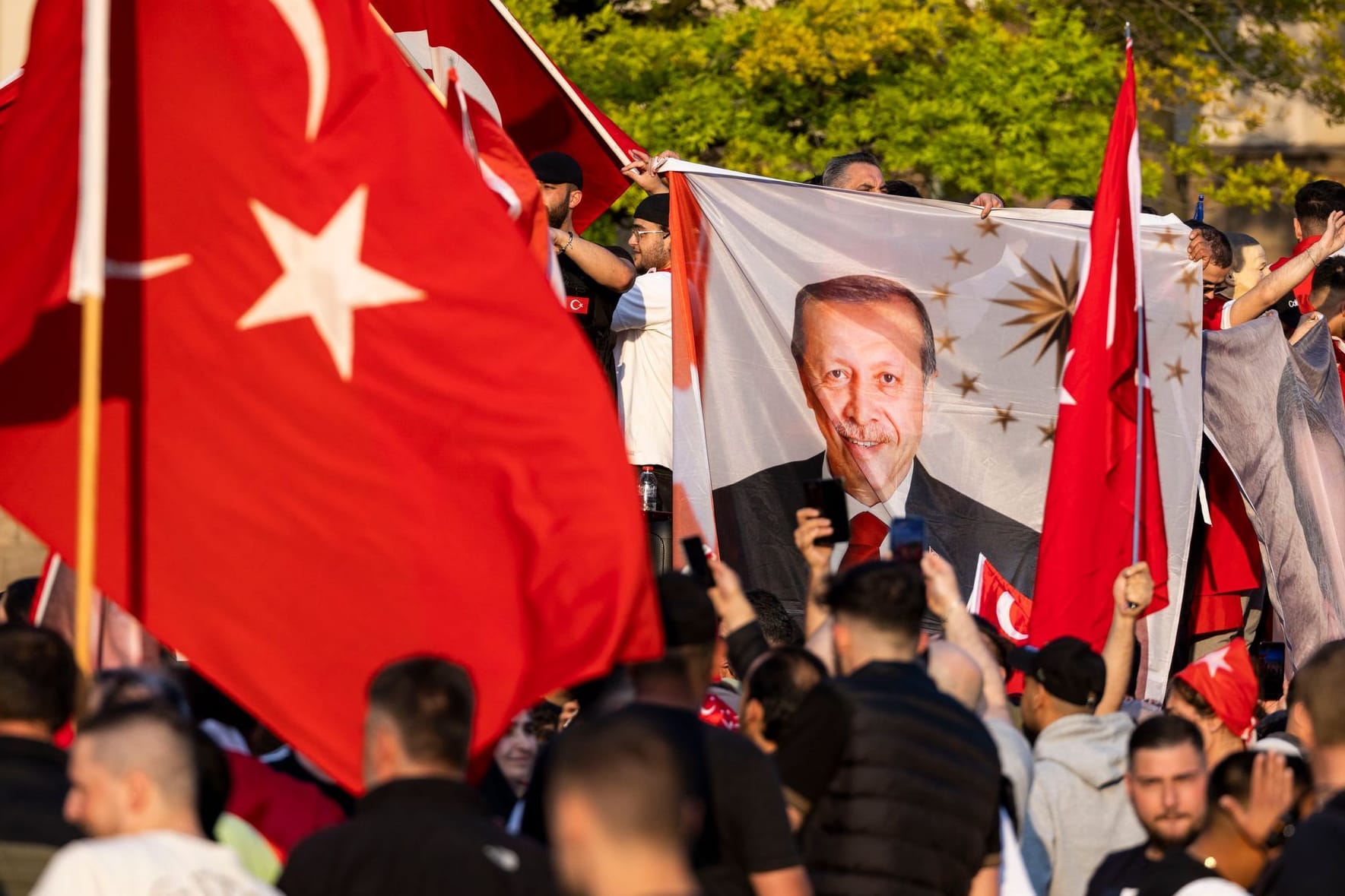 Anhänger des türkischen Präsidenten Erdoğan in Duisburg: Die türkische Wahlbehörde hat den Amtsinhaber am Sonntagabend zum Sieger der Stichwahl um das Präsidentenamt erklärt.