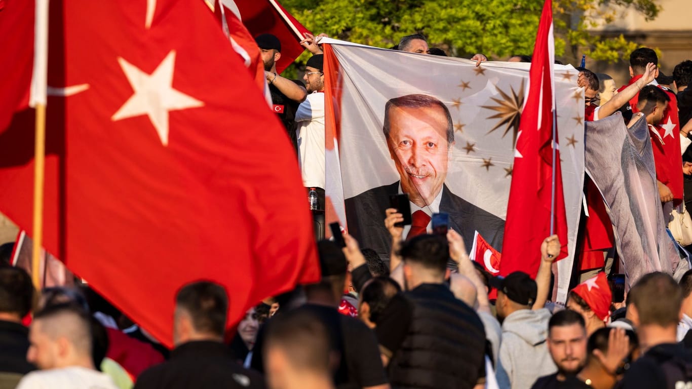 Anhänger des türkischen Präsidenten Erdoğan in Duisburg: Die türkische Wahlbehörde hat den Amtsinhaber am Sonntagabend zum Sieger der Stichwahl um das Präsidentenamt erklärt.