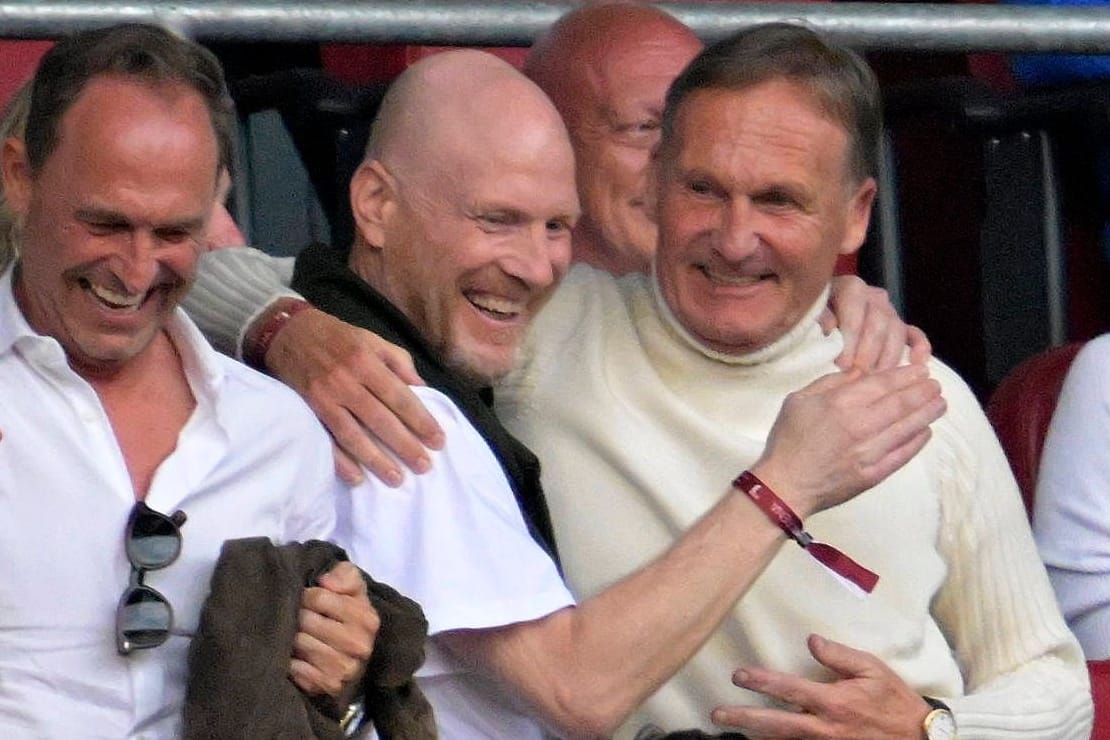 Hans-Joachim Watzke (r.)jubelt mit Matthias Sammer: Auch bei sommerlichen Temperaturen wird der BVB-Boss seinen Glücks-Pulli nicht ausziehen.