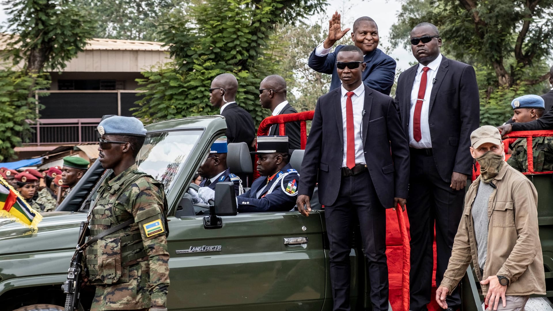 Faustin-Archange Touadéra (3.v.r.) bei einer Parade in Bangui: Schwer bewacht wird der Präsident der ZAR nicht nur von eigenen Sicherheitsleuten, sondern mutmaßlich auch von Wagner-Söldnern.