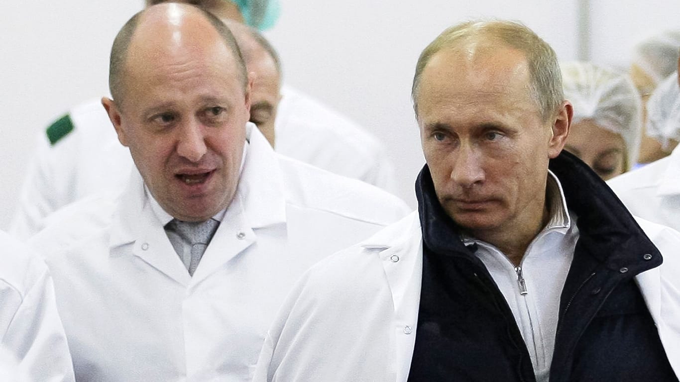 Prigoschin und Putin (Archivbild): Die Firma des Söldnerchefs kochte auch für die russischen Truppen.