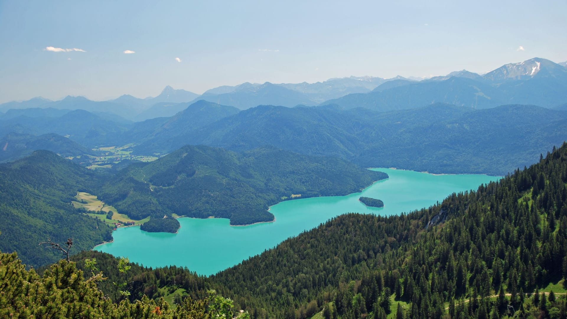 Der Walchensee von oben (Archivbild): Im Sommer kann man in dem See auch baden.