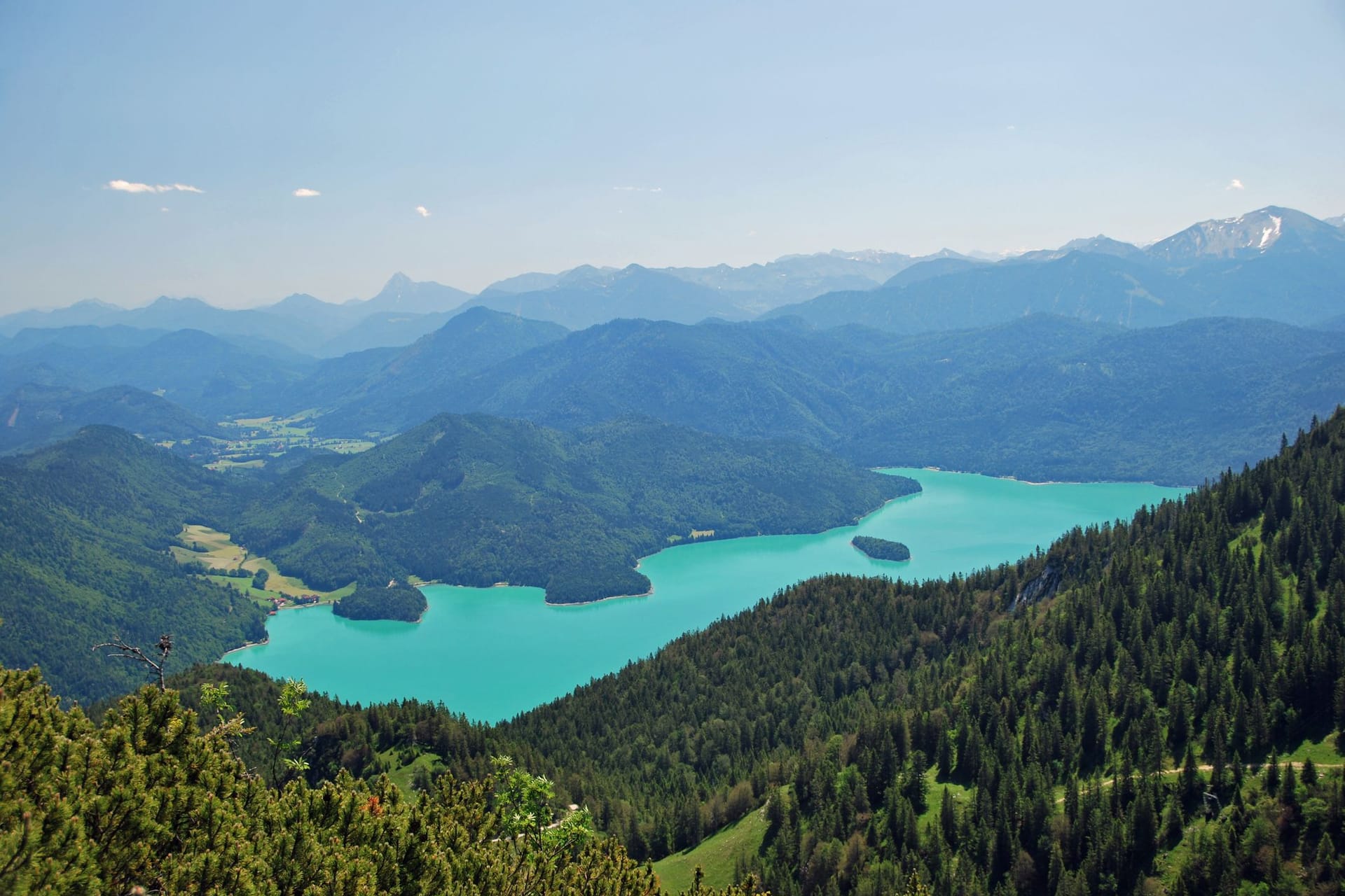 Der Walchensee von oben (Archivbild): Im Sommer kann man in dem See auch baden.