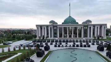 Mezzi blindati davanti al palazzo presidenziale di Grozny: secondo Kadyrov saranno utilizzati in Ucraina.