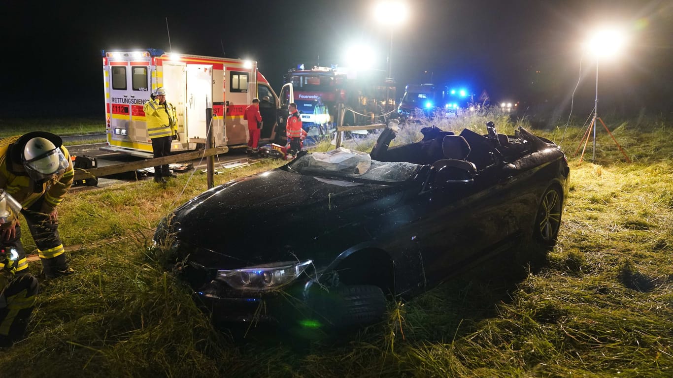Schlimmer Unfall zwischen Nürtingen und Reudern: Der 20-Jährige Beifahrer musste mit dem Hubschrauber in eine Klinik gebracht werden.
