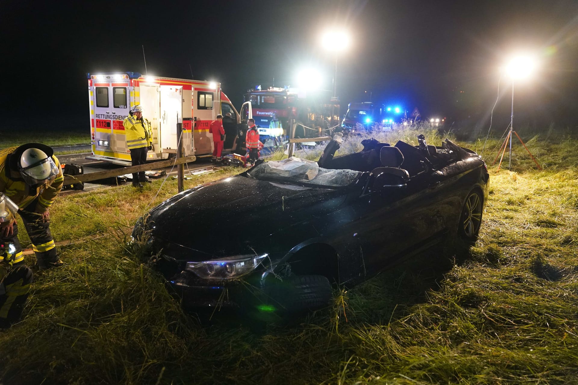 Schlimmer Unfall zwischen Nürtingen und Reudern: Der 20-Jährige Beifahrer musste mit dem Hubschrauber in eine Klinik gebracht werden.