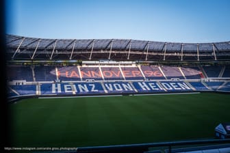 Heinz-von-Heiden-Arena in Hannover: "Wir gehen Hand in Hand" ist seit Jahrzehnten ein Gelöbnis im Standesamt, traditionell aber auch ein gesungenes Versprechen im Stadion von Hannover.