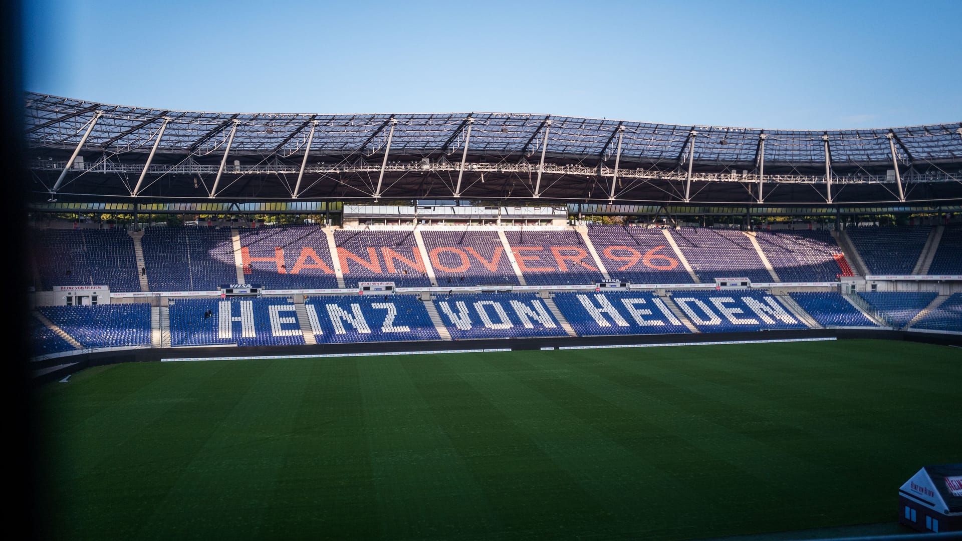 Heinz-von-Heiden-Arena in Hannover: "Wir gehen Hand in Hand" ist seit Jahrzehnten ein Gelöbnis im Standesamt, traditionell aber auch ein gesungenes Versprechen im Stadion von Hannover.