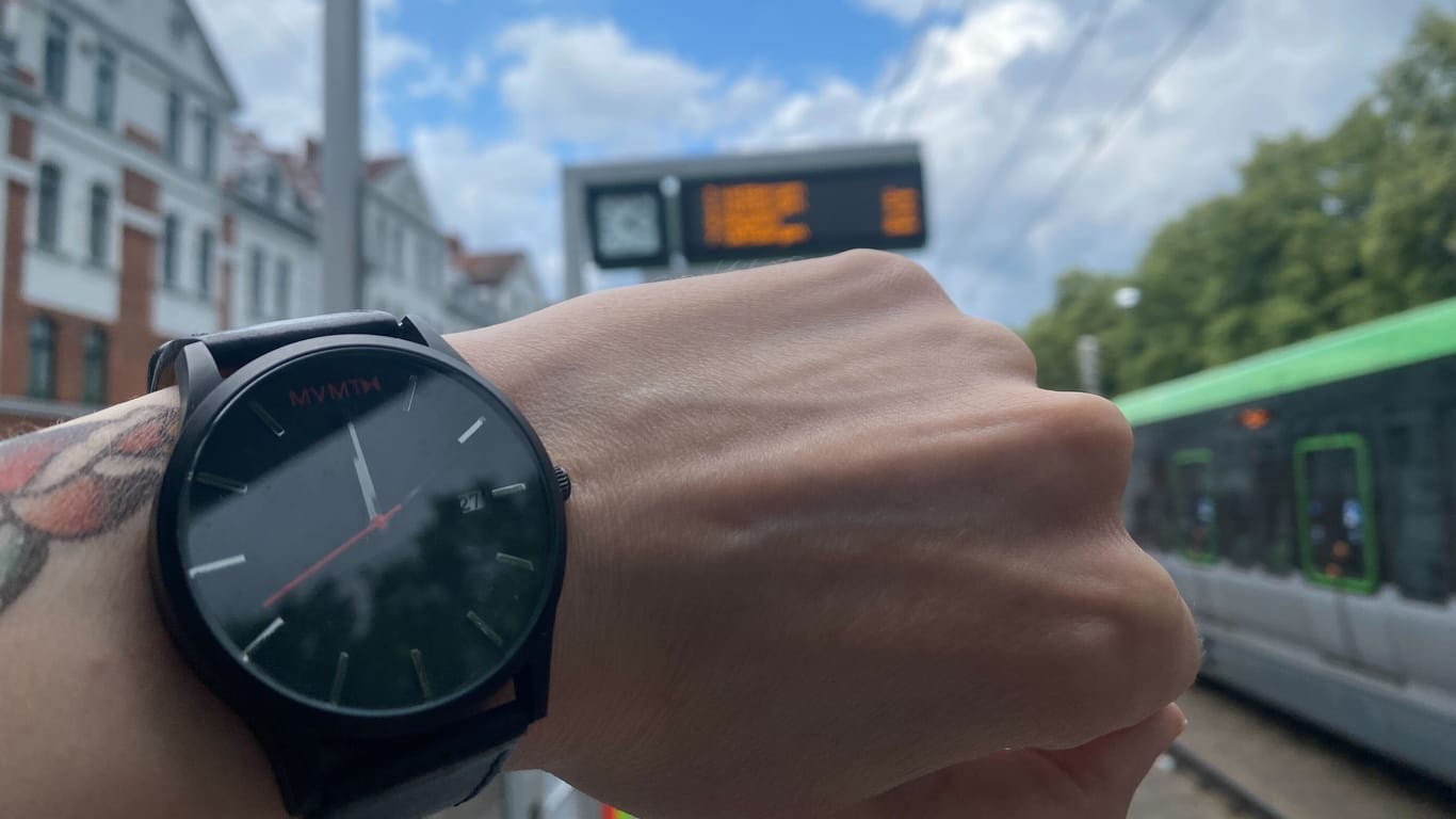 Die Uhren an zahlreichen Stadtbahnhaltestellen in Hannover gehen falsch: Wo liegt der Fehler im System?