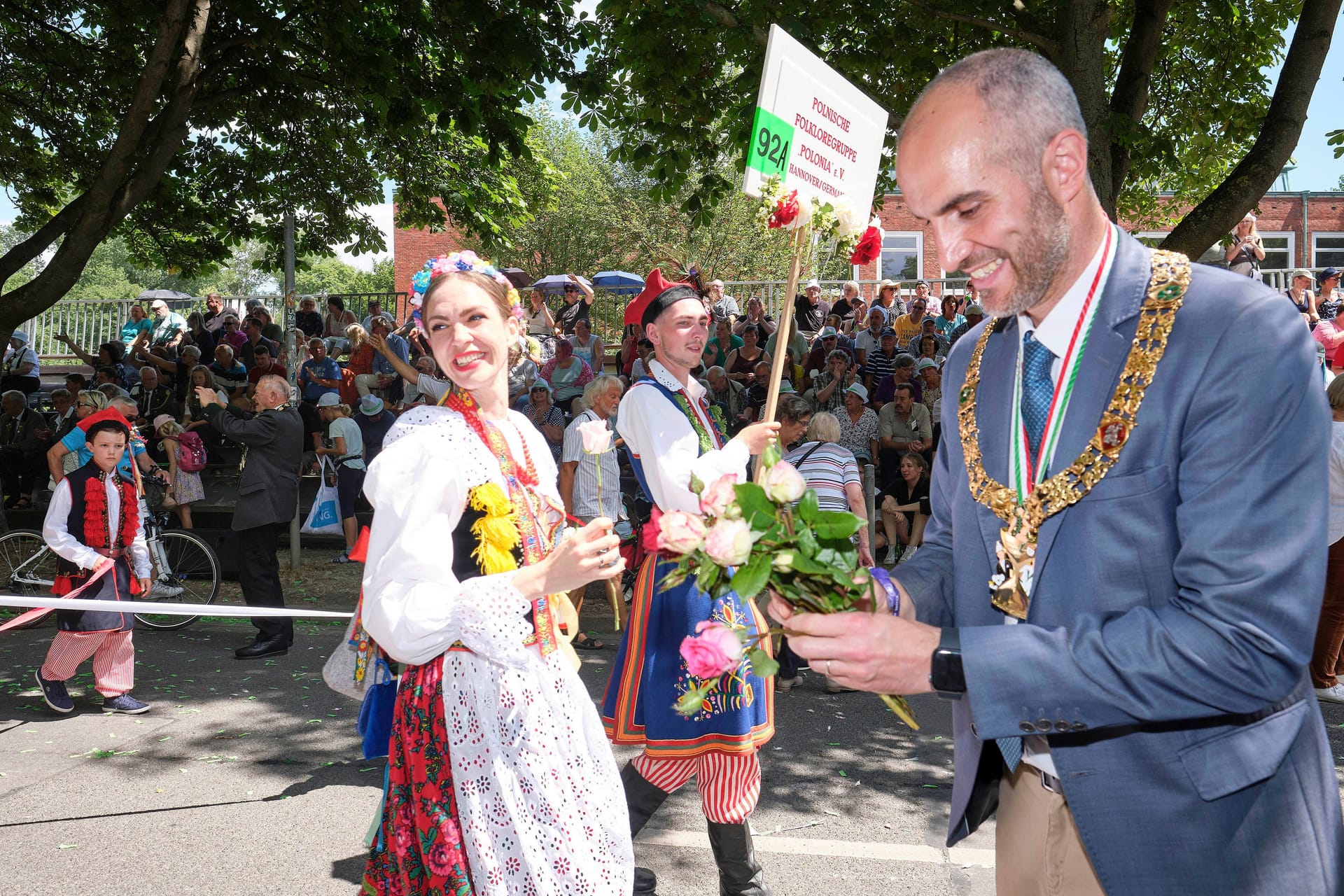 Oberbürgermeister Belit Onay beim Schützenausmarsch 2022: Am 2. Juli 2023 zieht der größte Schützenausmarsch der Welt wieder durch die Innenstadt zum Fest.