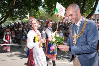 Oberbürgermeister Belit Onay beim Schützenausmarsch 2022: Am 2. Juli 2023 zieht der größte Schützenausmarsch der Welt wieder durch die Innenstadt zum Fest.
