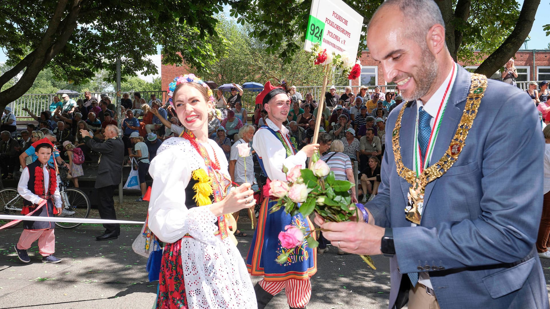 Oberbürgermeister Belit Onay beim Schützenausmarsch 2022: Am 2. Juli 2023 zieht der größte Schützenausmarsch der Welt wieder durch die Innenstadt zum Fest.