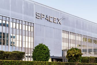 Gebäude von SpaceX: Für seinen Job bei Starlink zieht der 14-Jährige mit seiner Mutter aus Kalifornien in den nördlicheren Bundesstaat Washington um.