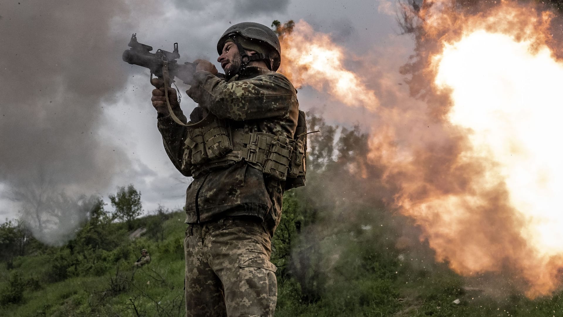 Ukrainischer Soldat bei einer Übung (Archivbild): Wie die ukrainische Offensive bislang verläuft, schätzt Oberst Markus Reisner ein.