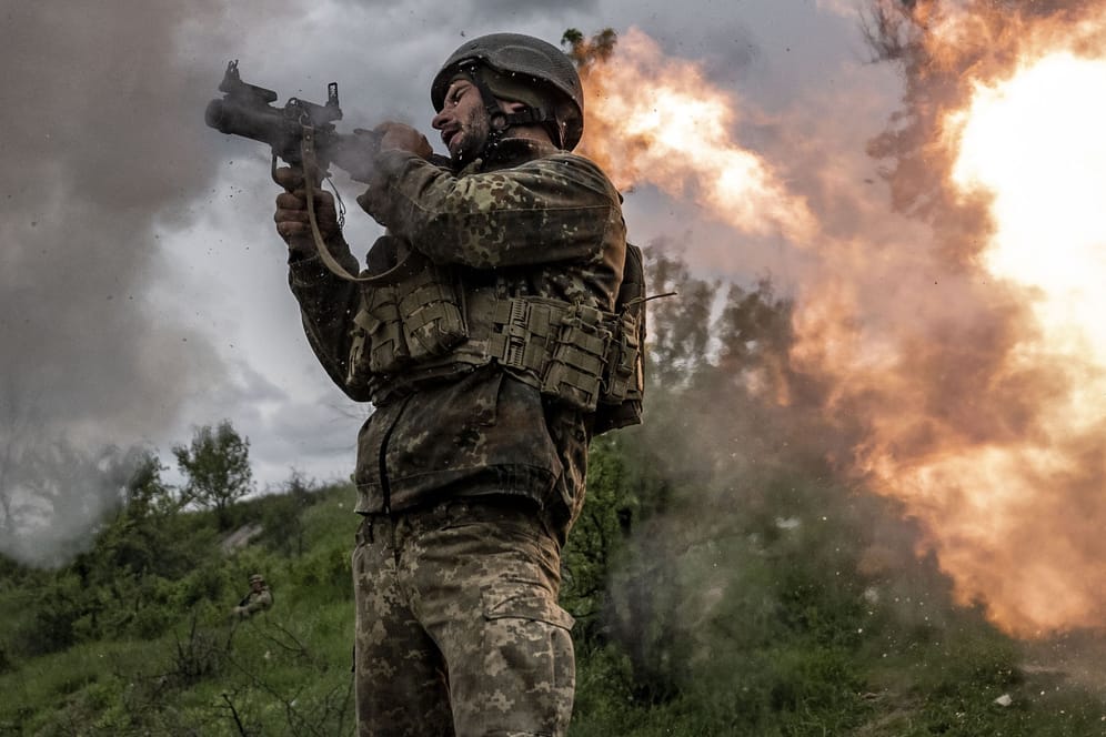 Ukrainischer Soldat bei einer Übung (Archivbild): Wie die ukrainische Offensive bislang verläuft, schätzt Oberst Markus Reisner ein.