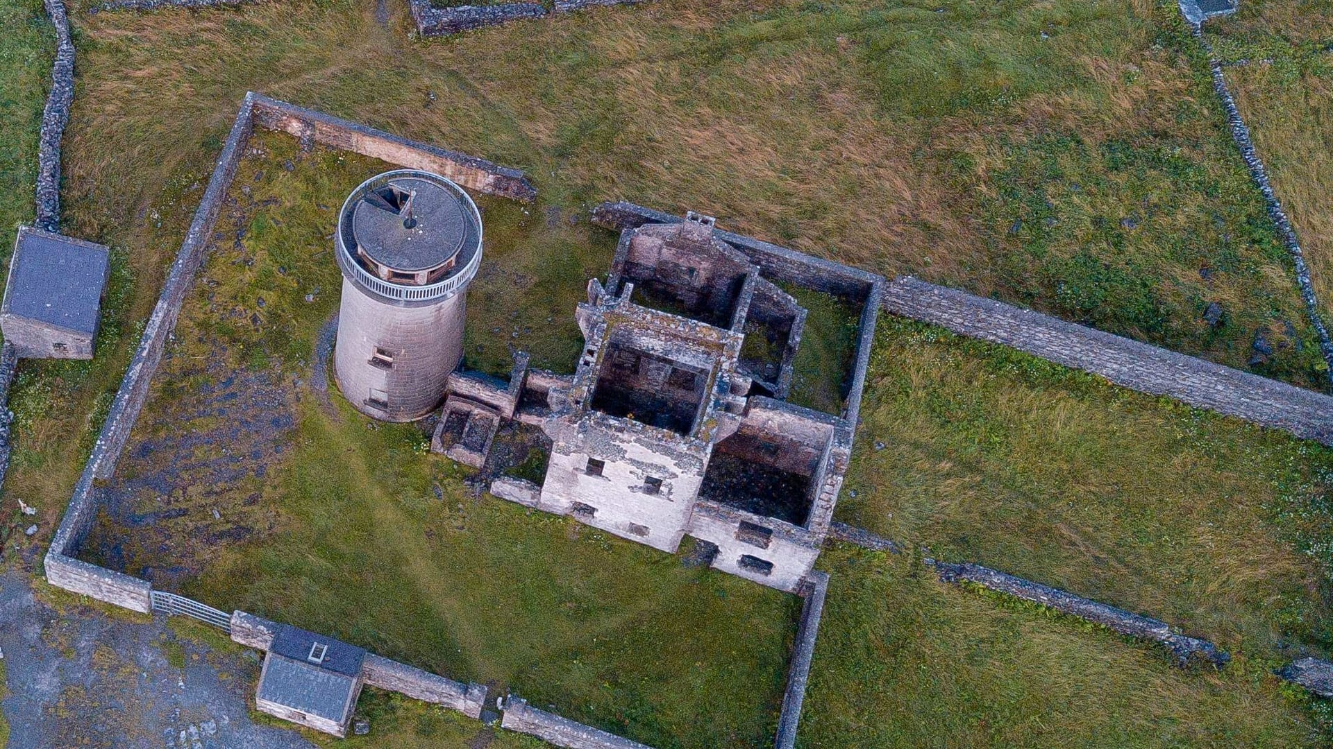 Ein alter Leuchtturm auf der Insel Inis Mór (Archivbild): Irland gibt Hausbesitzern viel Geld für Renovierungen von Gebäuden auf einsamen Inseln.