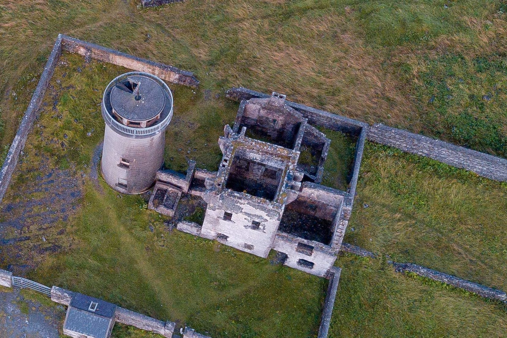 Ein alter Leuchtturm auf der Insel Inis Mór (Archivbild): Irland gibt Hausbesitzern viel Geld für Renovierungen von Gebäuden auf einsamen Inseln.