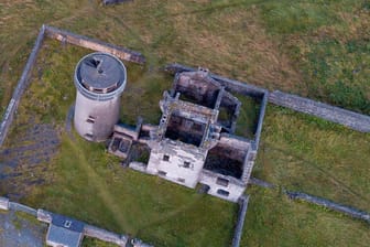 Ein alter Leuchtturm auf der Insel Inis Mór (Archivbild): Irland gibt Hausbesitzern viel Geld für Renovierungen von Gebäuden auf einsamen Inseln.