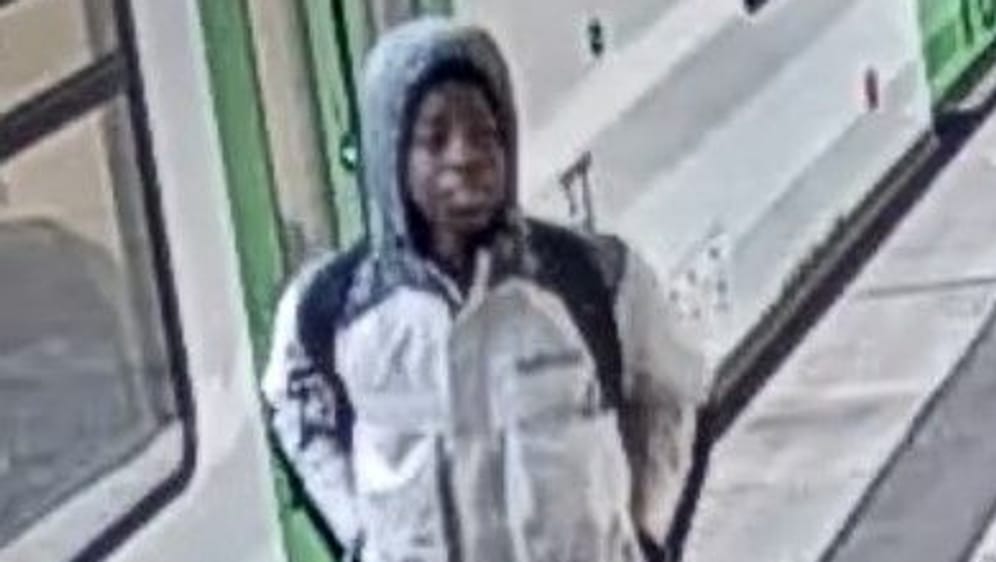 Fotofahndung: Der Mann soll eine 24-Jährige sexuell belästigt haben.