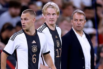 Joshua Kimmich, Julian Brandt und Hansi Flick (v. l. n. r.): Zuletzt waren sie mit der Nationalmannschaft unterwegs.