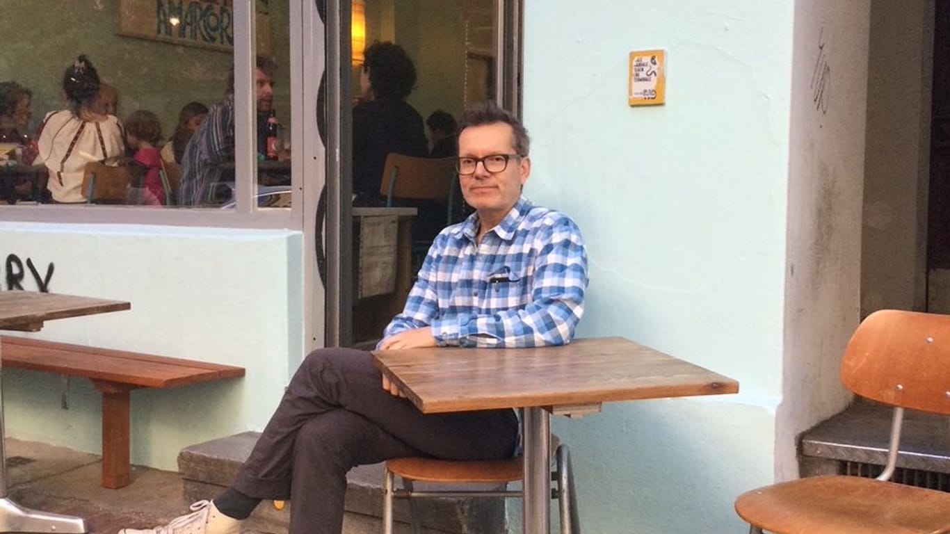 Ulf Leonhardt: Hier sitzt er vor seinem Lokal in Kreuzberg.