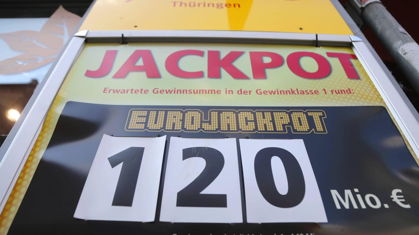 Ein Schild verweist auf den Eurojackpot (Archivbild): Mehr als 120 Millionen Euro können derzeit nicht gewonnen werden.
